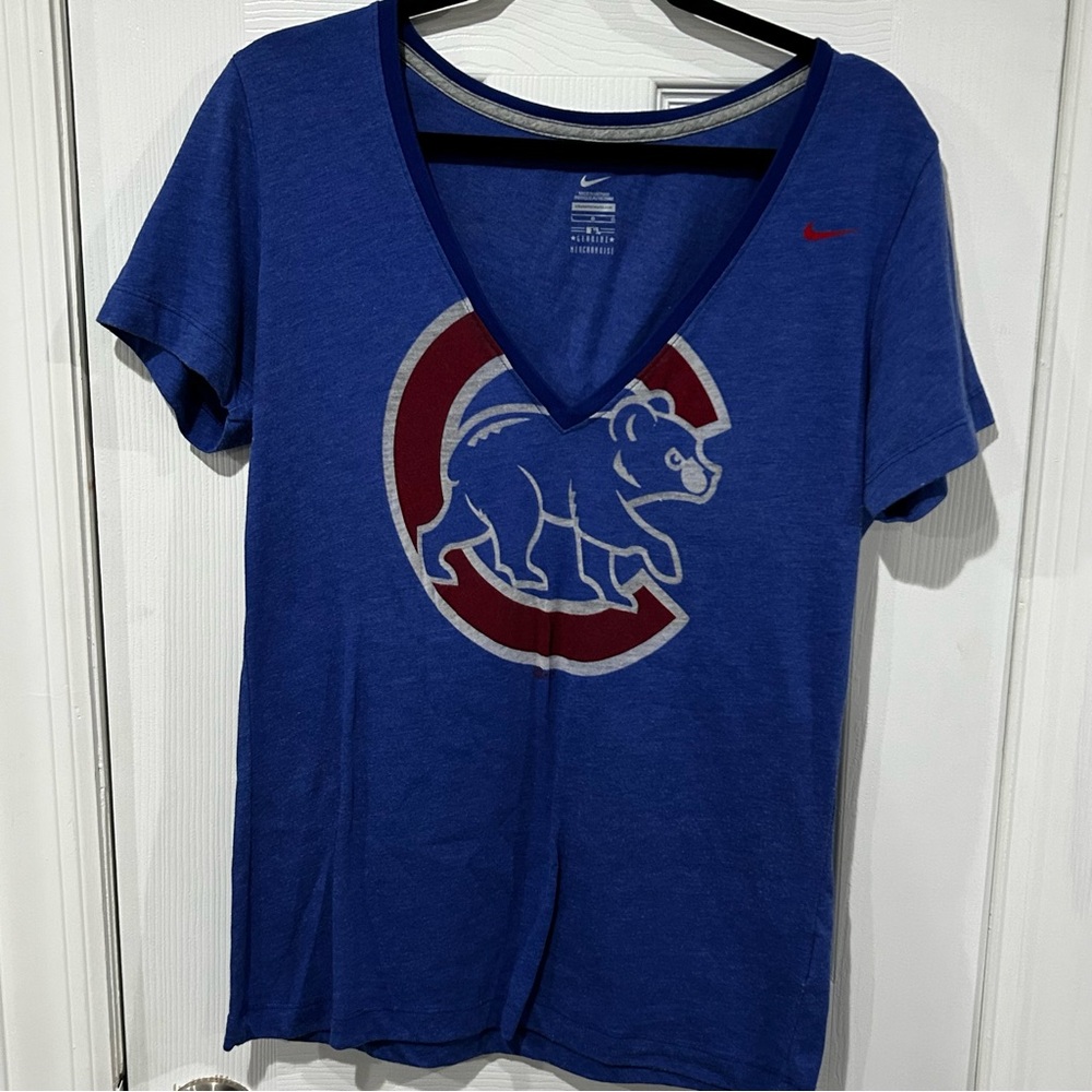 Nike Women’s Blue Chicago Cubs V-Neck T-Shirt with Graphic